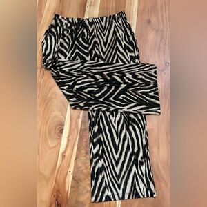 Chico’s Travelers size 2 Short (Large) Pants-fun print!